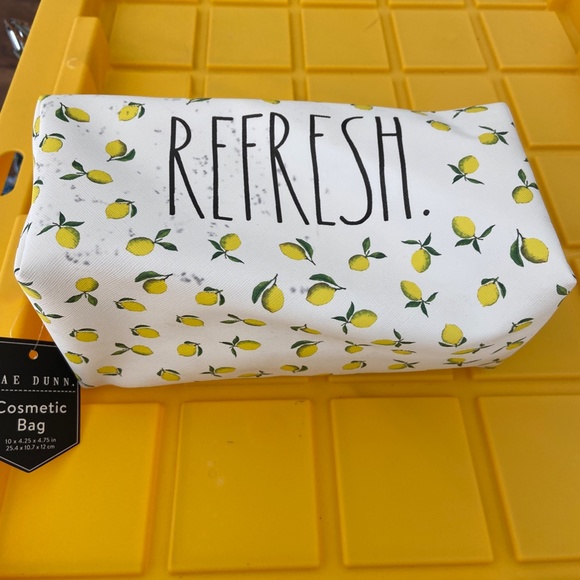 RAE DUNN COMESTIC BAG NWT REFRESH LEMONS DESIGN - Picture 2 of 5
